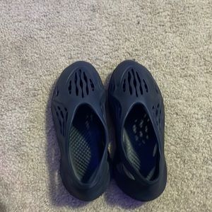 foam runners color black size 7 boys